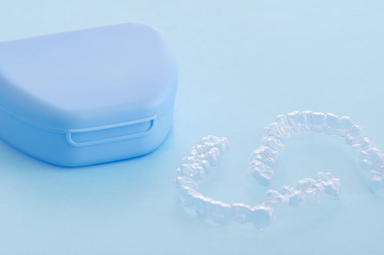 【透明で目立ちにくい矯正】マウスピース矯正（インビザライン）とは？特徴・メリット・注意点をわかりやすく解説