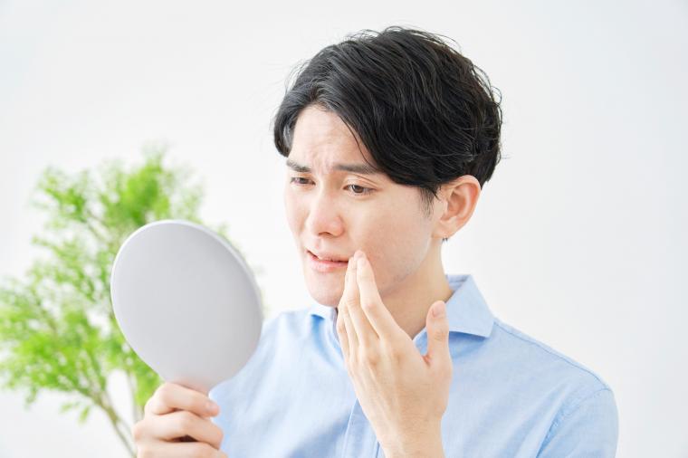 歯と歯の間が黒く見える原因とは?考えられる原因と対策について